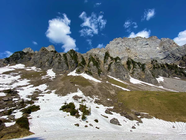位于瑞士圣加仑州瓦伦施塔特贝格州奥伯托根堡地区和瓦伦塞湖之间的丘尔菲茨坦山脉的阿尔卑斯山峰Brisi 施韦兹 圣加仑坎顿 — 图库照片