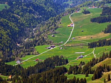 Dağların eteklerinde ve dağların eteklerindeki dağlık vadilerde Alpnach - Obwalden Kantonu, İsviçre (Kanton Obwalden, Schweiz)