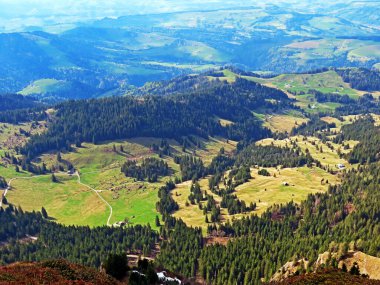 Dağların eteklerinde ve dağların eteklerindeki dağlık vadilerde Alpnach - Obwalden Kantonu, İsviçre (Kanton Obwalden, Schweiz)