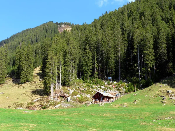 Traditionele Landelijke Architectuur Familieveehouderijen Hellingen Van Het Pilatus Bergmassief Alpnach — Stockfoto