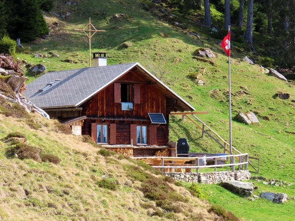 ピラタス山塊の斜面にある伝統的な農村建築と家族の家畜農場 Alpnach カントン オブヴァルデン スイス カントン オブヴァルデン スイス — ストック写真