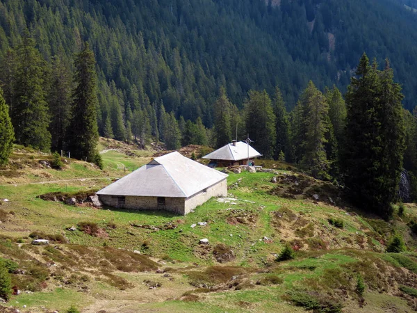 Traditionelle Ländliche Architektur Und Familienbetriebe Den Hängen Des Pilatus Massivs — Stockfoto