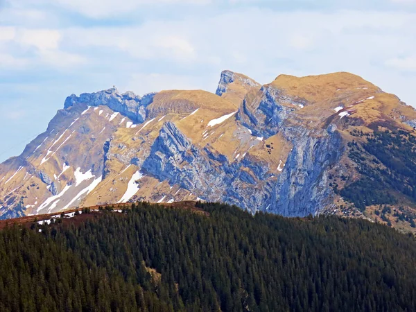 瑞士皮拉图斯山脉和瑞士奥瓦尔登州阿尔卑斯山脉 Kanton Obwalden Schweiz 的埃塞尔峰和Tomlishorn峰 — 图库照片