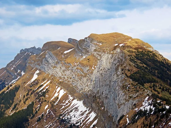 瑞士皮拉图斯山脉和瑞士奥瓦尔登州阿尔卑斯山脉 Kanton Obwalden Schweiz 的埃塞尔峰和Tomlishorn峰 — 图库照片