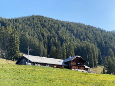 Geleneksel kırsal mimari ve aile çiftlik hayvanları Pilatus dağ kütlesi, Alpnach - Obwalden Kantonu, İsviçre (Kanton Obwalden, Schweiz)