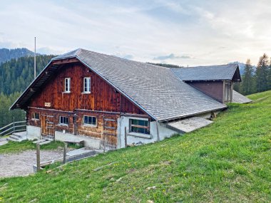 Geleneksel kırsal mimari ve aile çiftlik hayvanları Pilatus dağ kütlesi, Alpnach - Obwalden Kantonu, İsviçre (Kanton Obwalden, Schweiz)