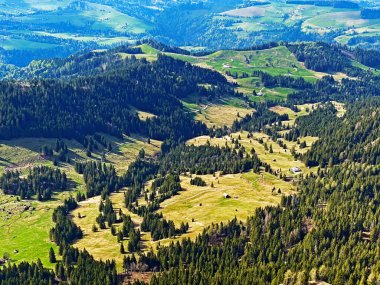 Pilatus 'un yamaçlarında ve dağın eteğindeki dağlık vadilerde, Alpnach - Obwalden Kantonu, İsviçre (Kanton Obwalden)
