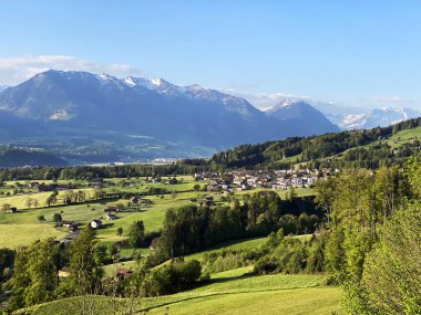 Alpnach Dorf 'un Alpnachersee Gölü vadisinde ve Pilatus Dağı' nın aşağısında, Alpnach Kantonu Obwalden, İsviçre)