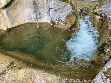 Alp nehrinin şelaleleri ve şelaleleri, Meisibach dağlarının yamaçlarında, Alpnach - Obwalden Kantonu, İsviçre (Kanton Obwalden, Schweiz)
