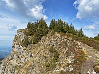 Pilatus 'un yamaçlarında ve dağın eteğindeki dağlık vadilerde yürüyüş, yürüyüş, spor ve dinlenme yolları, Alpnach - Obwalden Kantonu, İsviçre (Schweiz)