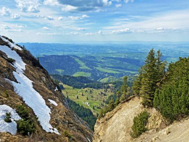 Pilatus dağ sırasının yamaçlarında kış ve karın son kalıntılarıyla ilkbahar atmosferi, Alpnach - Obwalden Kantonu, İsviçre (Kanton Obwalden, Schweiz)