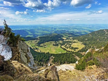 Pilatus dağ sırasının yamaçlarında kış ve karın son kalıntılarıyla ilkbahar atmosferi, Alpnach - Obwalden Kantonu, İsviçre (Kanton Obwalden, Schweiz)