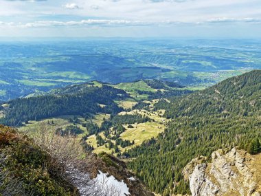 Pilatus dağ sırasının yamaçlarında kış ve karın son kalıntılarıyla ilkbahar atmosferi, Alpnach - Obwalden Kantonu, İsviçre (Kanton Obwalden, Schweiz)