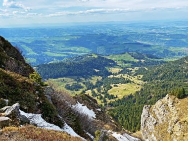 Pilatus dağ sırasının yamaçlarında kış ve karın son kalıntılarıyla ilkbahar atmosferi, Alpnach - Obwalden Kantonu, İsviçre (Kanton Obwalden, Schweiz)