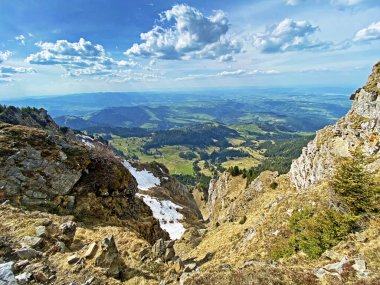 Pilatus dağ sırasının yamaçlarında kış ve karın son kalıntılarıyla ilkbahar atmosferi, Alpnach - Obwalden Kantonu, İsviçre (Kanton Obwalden, Schweiz)