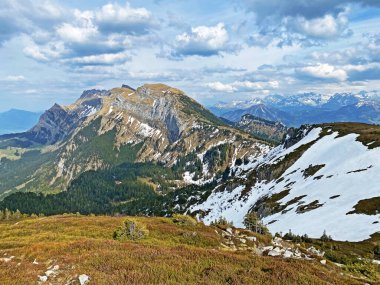 Pilatus dağ sırasının yamaçlarında kış ve karın son kalıntılarıyla ilkbahar atmosferi, Alpnach - Obwalden Kantonu, İsviçre (Kanton Obwalden, Schweiz)
