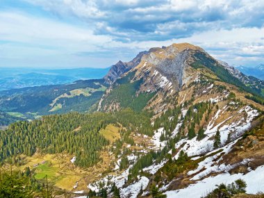 Pilatus dağ sırasının yamaçlarında kış ve karın son kalıntılarıyla ilkbahar atmosferi, Alpnach - Obwalden Kantonu, İsviçre (Kanton Obwalden, Schweiz)