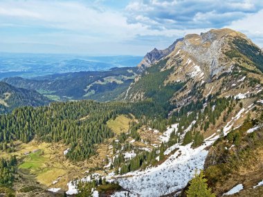 Pilatus dağ sırasının yamaçlarında kış ve karın son kalıntılarıyla ilkbahar atmosferi, Alpnach - Obwalden Kantonu, İsviçre (Kanton Obwalden, Schweiz)