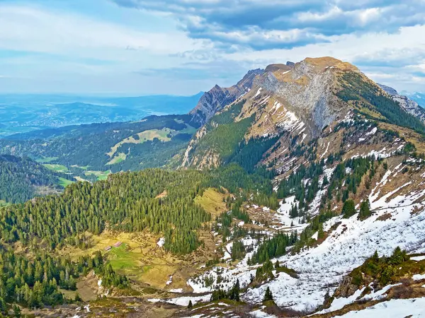 Pilatus dağ sırasının yamaçlarında kış ve karın son kalıntılarıyla ilkbahar atmosferi, Alpnach - Obwalden Kantonu, İsviçre (Kanton Obwalden, Schweiz)