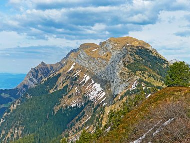 İsviçre 'nin Pilatus ve Alpnach dağlarındaki dağlık dağlarda Obwalden Kantonu (Kanton Obwalden, Schweiz)
