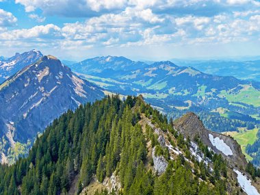 Schimberig ve Risetestock 'un Alp Dağları' ndaki dağlık tepeleri ve Pilatus Dağları 'nın batısındaki Alpnach Kantonu, Obwalden, İsviçre (Kanton Obwalden, Schweiz)