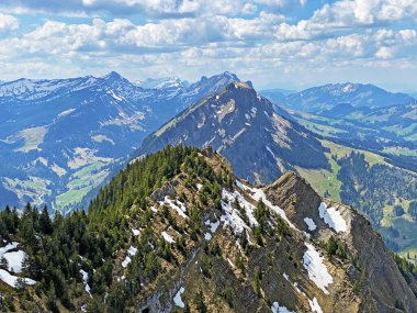 Schimberig ve Risetestock 'un Alp Dağları' ndaki dağlık tepeleri ve Pilatus Dağları 'nın batısındaki Alpnach Kantonu, Obwalden, İsviçre (Kanton Obwalden, Schweiz)