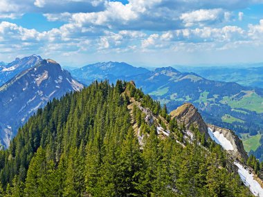 Schimberig ve Risetestock 'un Alp Dağları' ndaki dağlık tepeleri ve Pilatus Dağları 'nın batısındaki Alpnach Kantonu, Obwalden, İsviçre (Kanton Obwalden, Schweiz)