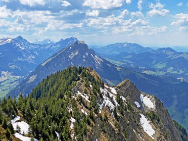 Schimberig ve Risetestock 'un Alp Dağları' ndaki dağlık tepeleri ve Pilatus Dağları 'nın batısındaki Alpnach Kantonu, Obwalden, İsviçre (Kanton Obwalden, Schweiz)