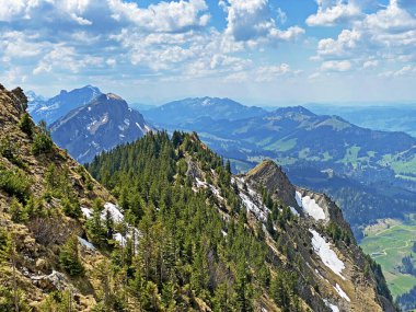 Schimberig ve Risetestock 'un Alp Dağları' ndaki dağlık tepeleri ve Pilatus Dağları 'nın batısındaki Alpnach Kantonu, Obwalden, İsviçre (Kanton Obwalden, Schweiz)