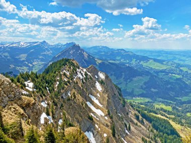 Schimberig ve Risetestock 'un Alp Dağları' ndaki dağlık tepeleri ve Pilatus Dağları 'nın batısındaki Alpnach Kantonu, Obwalden, İsviçre (Kanton Obwalden, Schweiz)