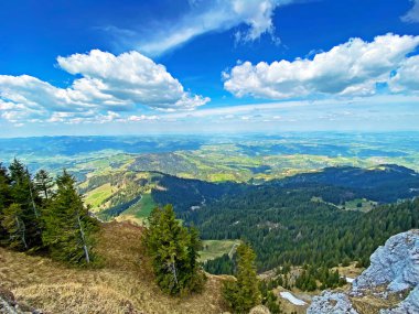 İsviçre 'nin Pilatus dağlarındaki Blaue Tosse tepesinden ve Emmental Alpler' deki Alpnach Kantonu, Obwalden, İsviçre 'deki (Kanton Obwalden, Schweiz)