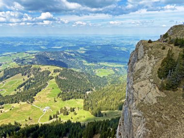 İsviçre 'nin Pilatus dağlarındaki Blaue Tosse tepesinden ve Emmental Alpler' deki Alpnach Kantonu, Obwalden, İsviçre 'deki (Kanton Obwalden, Schweiz)