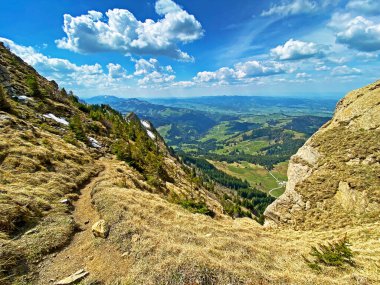 İsviçre 'nin Pilatus dağlarındaki Blaue Tosse tepesinden ve Emmental Alpler' deki Alpnach Kantonu, Obwalden, İsviçre 'deki (Kanton Obwalden, Schweiz)