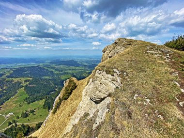 İsviçre 'nin Pilatus dağlarındaki Blaue Tosse tepesinden ve Emmental Alpler' deki Alpnach Kantonu, Obwalden, İsviçre 'deki (Kanton Obwalden, Schweiz)