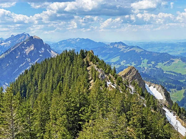 Schimberig ve Risetestock 'un Alp Dağları' ndaki dağlık tepeleri ve Pilatus Dağları 'nın batısındaki Alpnach Kantonu, Obwalden, İsviçre (Kanton Obwalden, Schweiz)