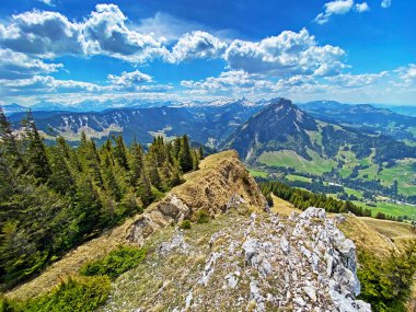 İsviçre 'nin Pilatus dağ sırasındaki Risetestock' un dağlık tepesinden ve Emmental Alpler, Alpnach - Obwalden Kantonu, İsviçre (Kanton Obwalden, Schweiz)