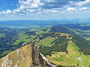 İsviçre 'nin Pilatus dağ sırasındaki Risetestock' un dağlık tepesinden ve Emmental Alpler, Alpnach - Obwalden Kantonu, İsviçre (Kanton Obwalden, Schweiz)