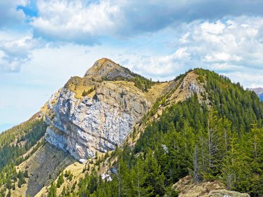 İsviçre 'nin Pilatus dağ sırasındaki Blaue Tosse ve Staefeliflue ve Stafeliflue tepeleri ve Emmental Alpnach, Obwalden Kantonu, İsviçre (Kanton Obwalden, Schweiz)