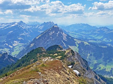 Schimberig, Risetestock ve Blaue Tosse 'un Alp Dağları' ndaki dağlık tepeleri ve Pilatus Dağları 'nın batısındaki Alpnach Kantonu (Kanton Obwalden, Schweiz)