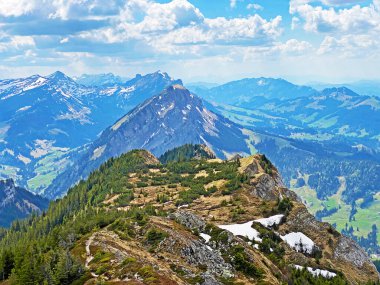Schimberig, Risetestock ve Blaue Tosse 'un Alp Dağları' ndaki dağlık tepeleri ve Pilatus Dağları 'nın batısındaki Alpnach Kantonu (Kanton Obwalden, Schweiz)