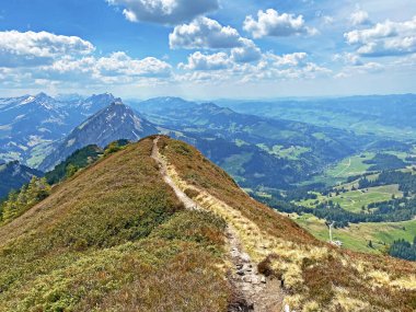 İsviçre 'nin Pilatus dağ sırasındaki Staefeliflue veya Stafeliflue tepesinden ve Emmental Alpnach, Obwalden Kantonu, İsviçre (Kanton Obwalden, Schweiz)