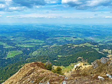 İsviçre 'nin Pilatus dağ sırasındaki Staefeliflue veya Stafeliflue tepesinden ve Emmental Alpnach, Obwalden Kantonu, İsviçre (Kanton Obwalden, Schweiz)