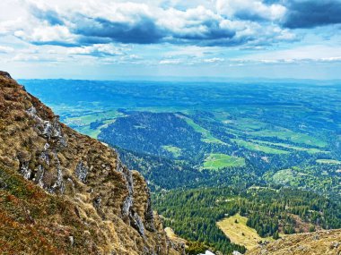 İsviçre 'nin Pilatus dağ sırasındaki Staefeliflue veya Stafeliflue tepesinden ve Emmental Alpnach, Obwalden Kantonu, İsviçre (Kanton Obwalden, Schweiz)