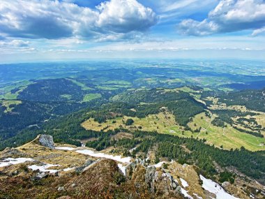 İsviçre 'nin Pilatus dağ sırasındaki Staefeliflue veya Stafeliflue tepesinden ve Emmental Alpnach, Obwalden Kantonu, İsviçre (Kanton Obwalden, Schweiz)