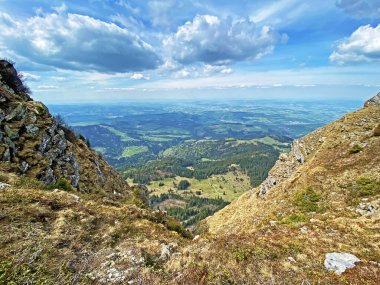 İsviçre 'nin Pilatus dağ sırasındaki Staefeliflue veya Stafeliflue tepesinden ve Emmental Alpnach, Obwalden Kantonu, İsviçre (Kanton Obwalden, Schweiz)