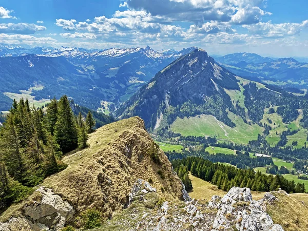 スイスのピラトゥス山脈とエメンタールアルプスのリセットーネの高山の山頂からの美しい景色 アルパチ オバルデンのカントン スイス カントンObwalden スイス — ストック写真