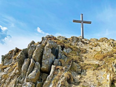 Alp zirvesi Gnepfstein Mittagguepfi veya İsviçre 'nin Pilatus sıradağlarındaki Gnepfstein Mittaggupfi ve Emmental Alpler, Alpnach - Obwalden Kantonu, İsviçre (Kanton Obwalden, Schweiz)