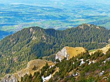 İsviçre 'nin Pilatus, Alpnach - Obwalden Kantonu, İsviçre' nin (Kanton Obwalden, Schweiz) dağlarındaki Gnepfstein Mittagguepfi veya Gnepfstein Mittaggupfi zirvesinden güzel manzara)
