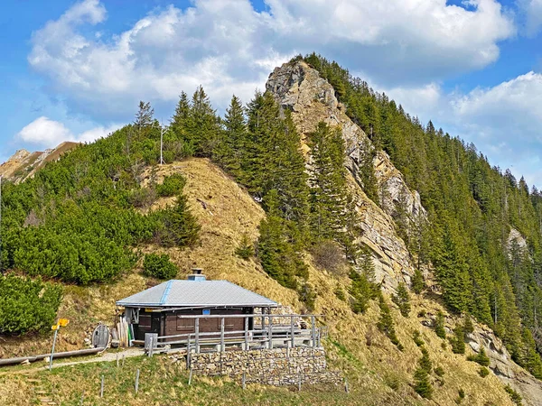 位于瑞士皮拉塔斯山脉的高山小屋Tripolihuette或Tripolihutte 以及位于瑞士奥瓦尔登州阿尔卑斯山脉的Emmental Alps Kanton Obwalden Schweiz — 图库照片