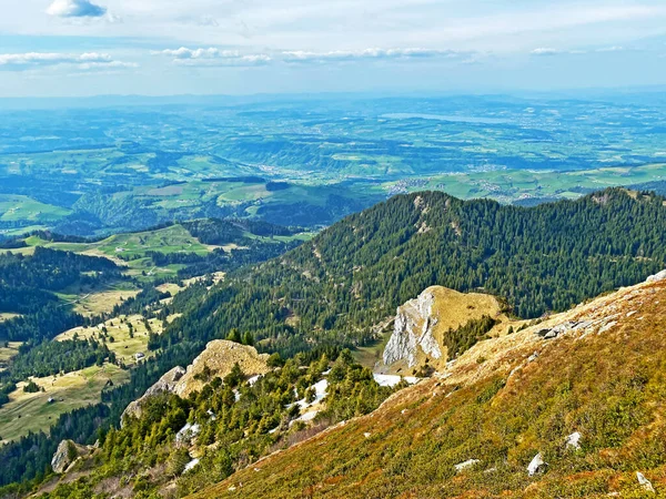 İsviçre 'nin Pilatus, Alpnach - Obwalden Kantonu, İsviçre' nin (Kanton Obwalden, Schweiz) dağlarındaki Gnepfstein Mittagguepfi veya Gnepfstein Mittaggupfi zirvesinden güzel manzara)